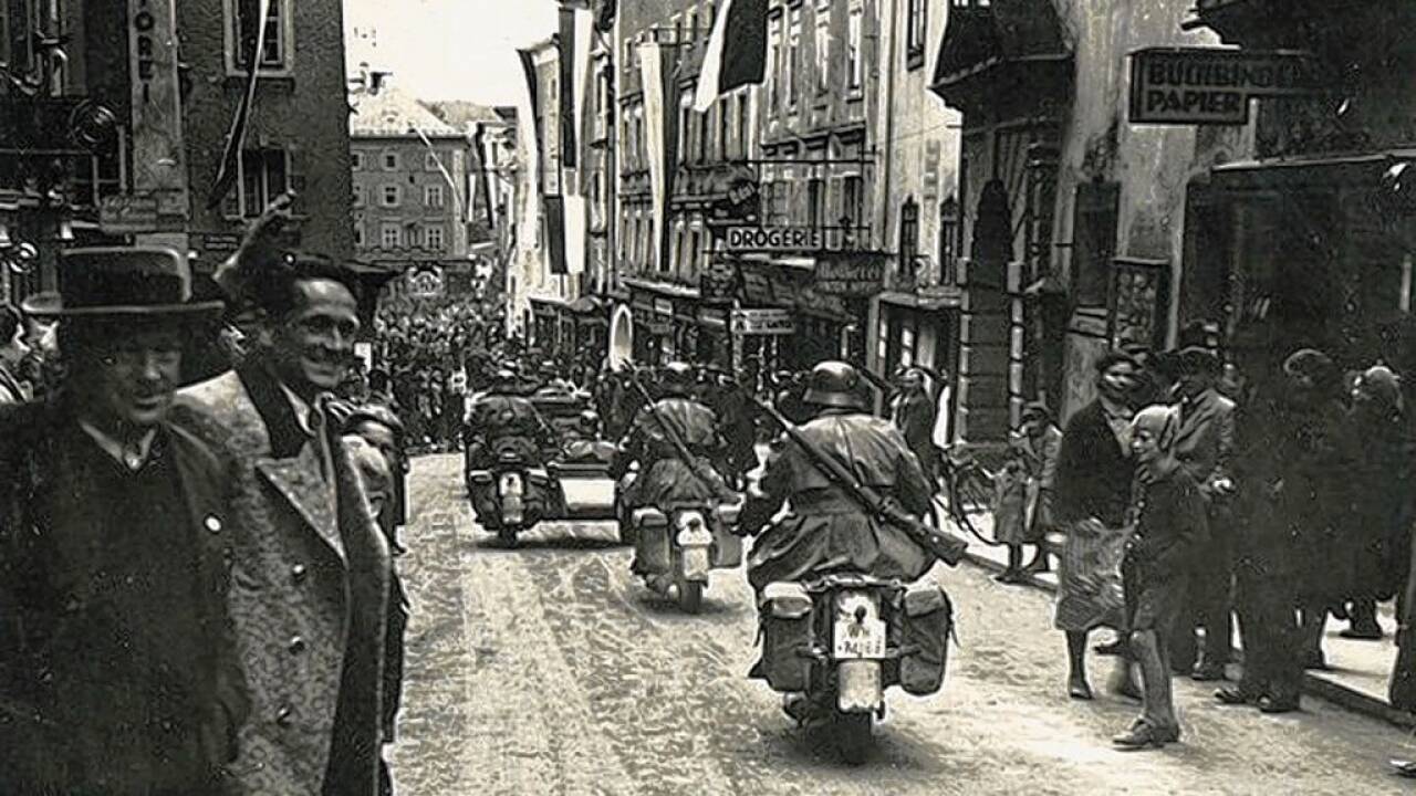 Über die Dürrnbergstraße und den Oberen Markt marschieren deutsche Gebirgsjäger am 12. März in Hallein ein. 