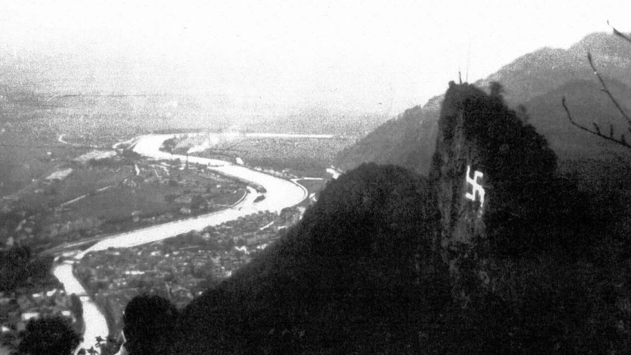 Die Nazis überzogen das Grenzgebiet im Tennengau schon vor dem Anschluss mit Propaganda, im Bild ein weithin sichtbares Hakenkreuz auf dem kleinen Barmstein, der sich auf deutschem Gebiet befindet. Bild:stadtarchiv hallein  