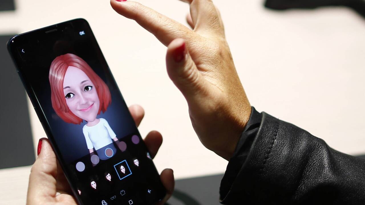 Das S9 bietet die Möglichkeit, sogenannte AR Emojis zu erstellen – animierte Köpfe, die (zumindest im Entferntesten) an den Handy-Nutzer erinnern. Das S9 bietet die Möglichkeit, sogenannte AR Emojis zu erstellen – animierte Köpfe, die (zumindest im Entferntesten) an den Handy-Nutzer erinnern.