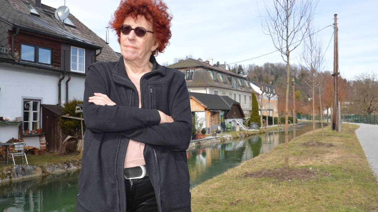 Artenschutz vor Sichtschutz: Der Umweltanwalt legt sich gegen den Plan quer, für drei Häuser am Almkanal neue Hecken zu pflanzen. Selbst Stadtrat Johann Padutsch ist machtlos.  
