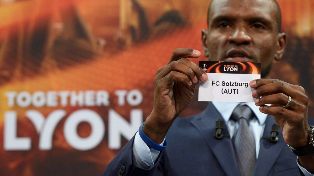 Die Bestätigung: Das Los mit der Aufschrift „FC Salzburg (AUT)“, das Eric Abidal hier hält. 