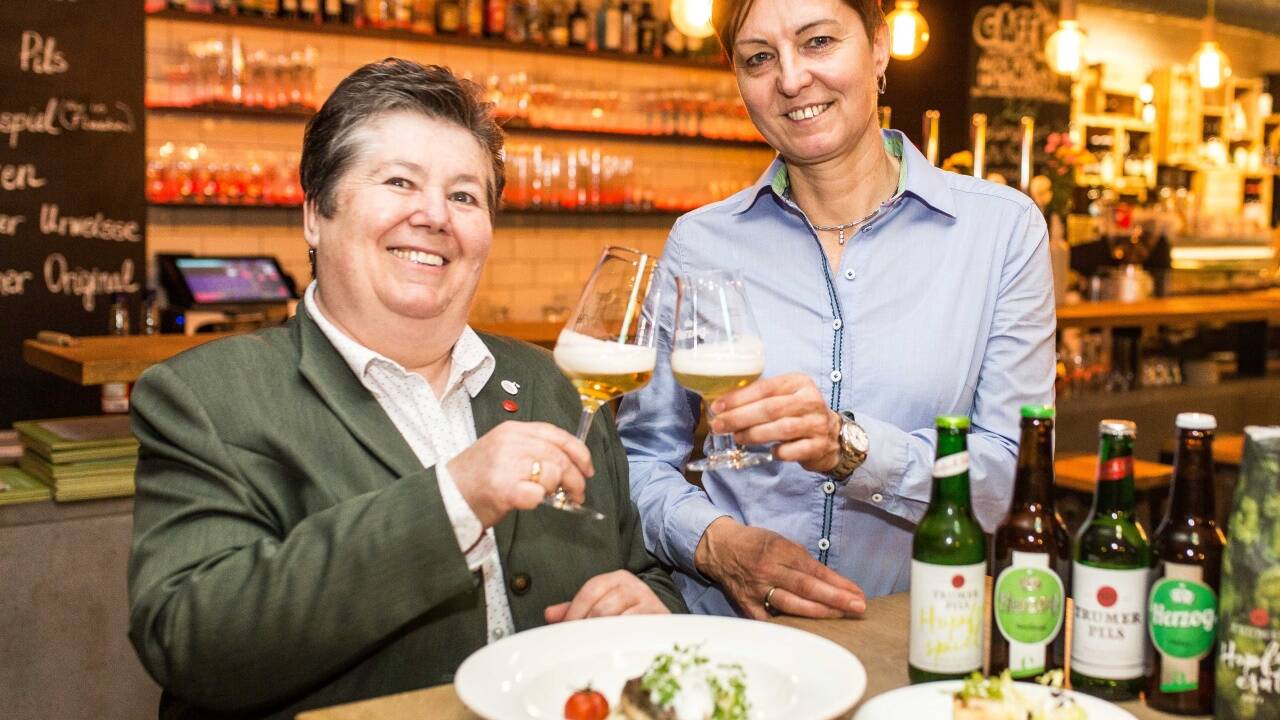 Diplom-Biersommelière Johanna Panholzer (Trumer Privatbrauerei) und Brauerin Anita Herzog (Die Bierbotschaft). 