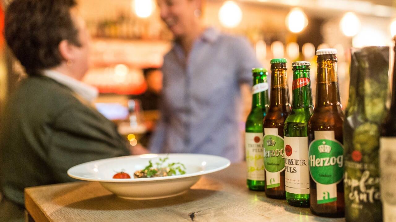 Diplom-Biersommelière Johanna Panholzer (Trumer Privatbrauerei) und Brauerin Anita Herzog (Die Bierbotschaft). 