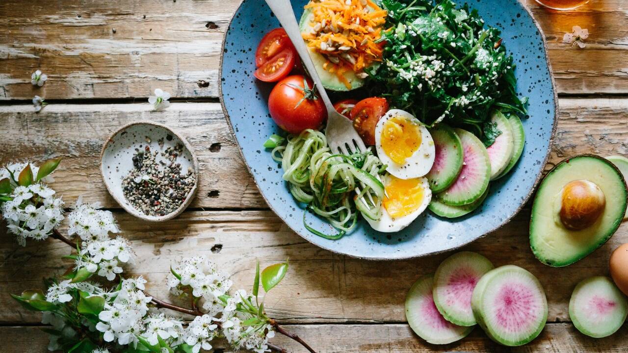 Ein gesunder Salat mit Avocado ist schnell angerichtete und ein leichter Snack. 