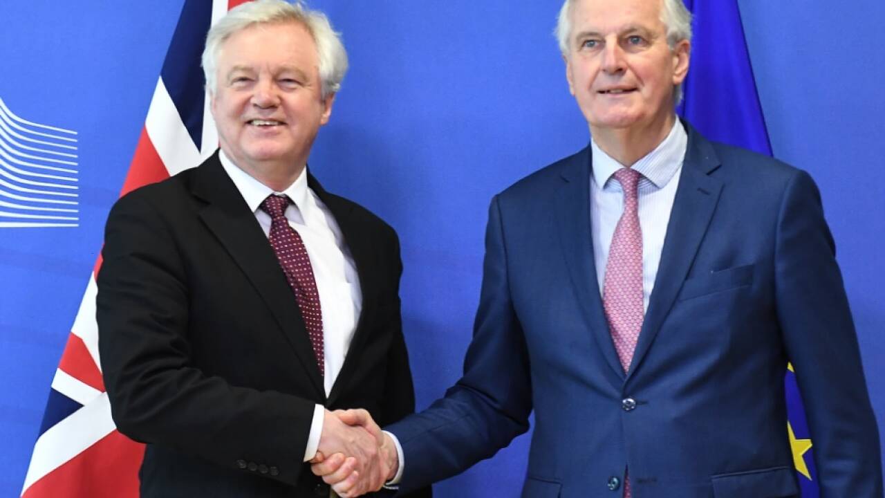 Gro§britanniens Brexit-Minister Davis und EU-Chefverhandler Barnier 