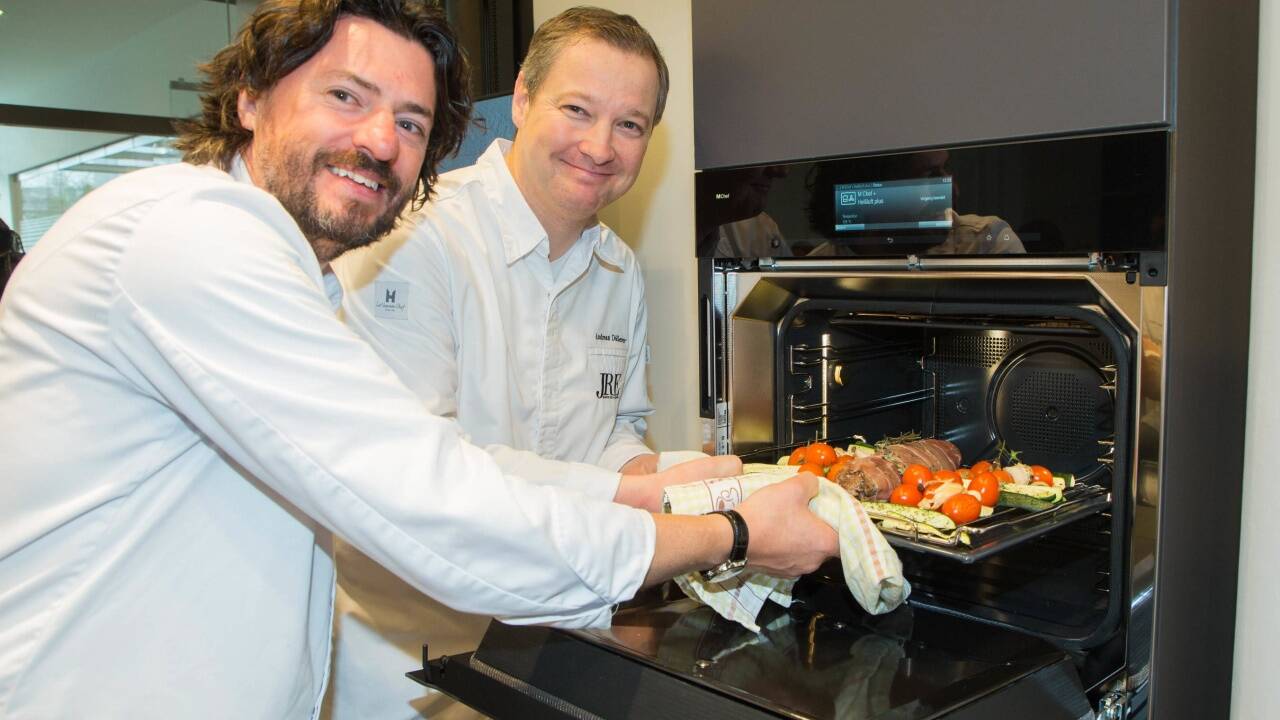 Rein, raus, fertig. Andreas Döllerer und Thomas Dorfer kochen per Knopfdruck. 