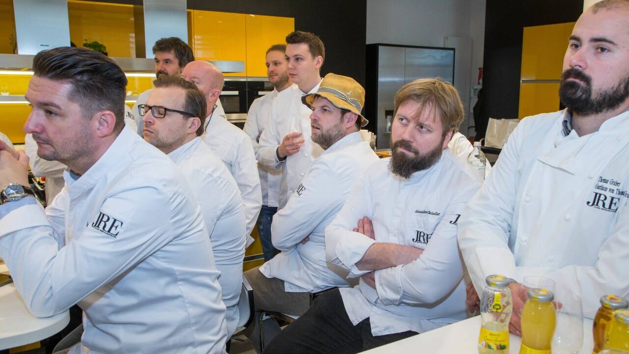 Rein, raus, fertig. Andreas Döllerer und Thomas Dorfer kochen per Knopfdruck, ihre Kollegen schauen zu (ganz links: Jürgen Vigne, mit Strohhut: Josef Floh). 