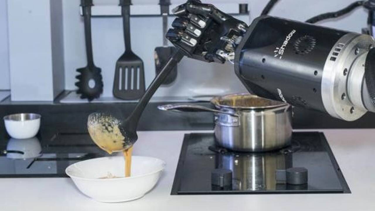 Der Robo-Koch schenkt ein. 