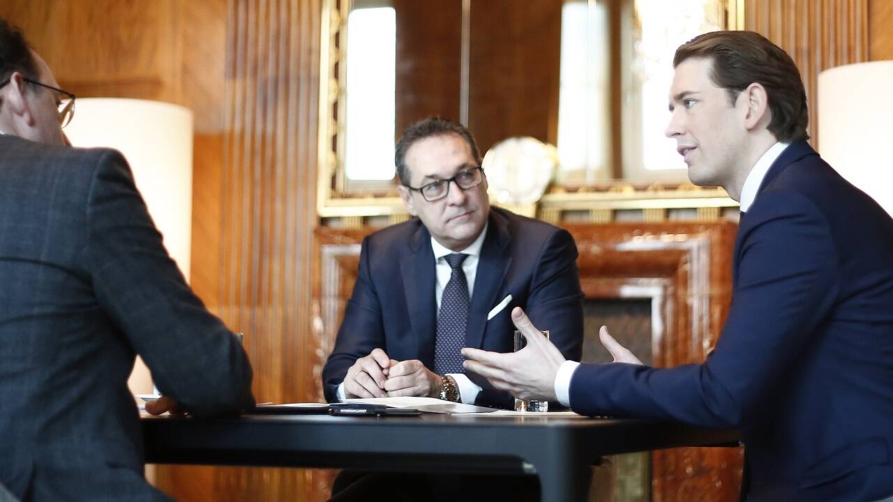 Bundeskanzler, Vizekanzler und der SN-Fragesteller im „Kreisky-Zimmer“ des Kanzleramts. 