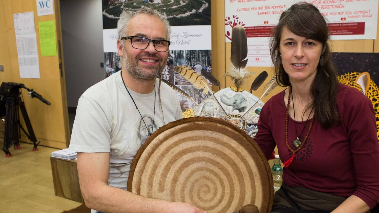 Johannes Geisler und Christina Gruber bieten schamanische Rituale an.  
