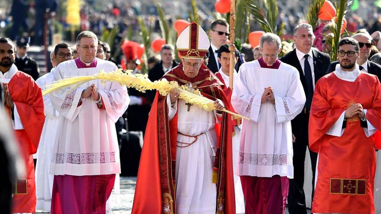Papst Franziskus beim Einzug auf den Petersplatz 