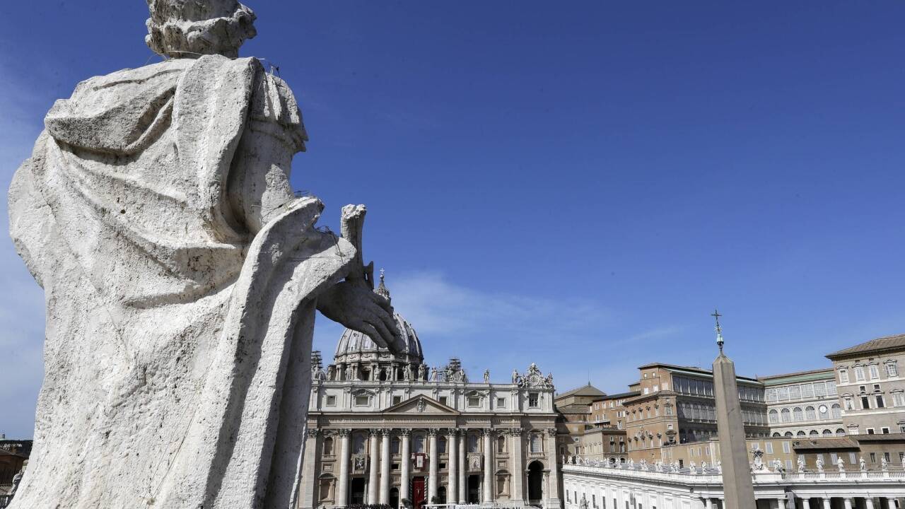 Blick auf den St.-Peters-Platz mit den Tausenden von Gläubigen.  