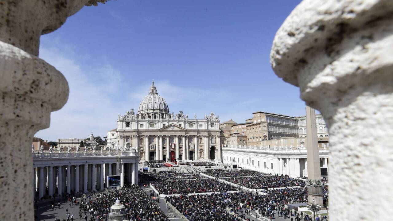 Blick auf den St.-Peters-Platz mit den Tausenden von Gläubigen.  