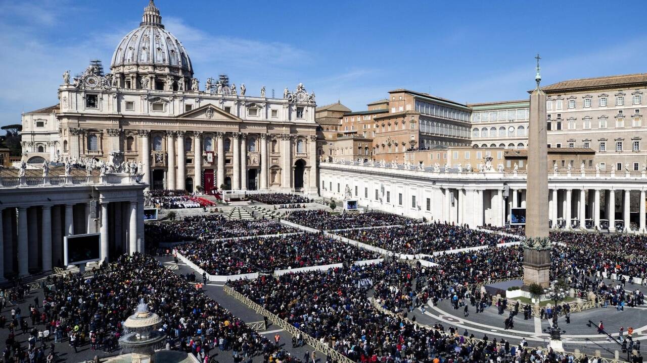 Blick auf den St.-Peters-Platz mit den Tausenden von Gläubigen.  