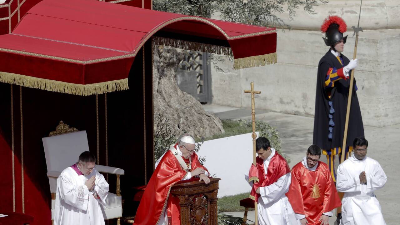Der Papst beim Feiern der Messe.  