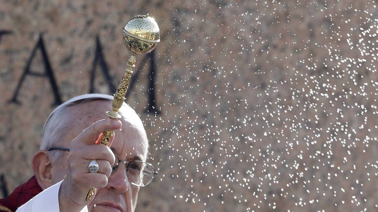 Der Papst beim Feiern der Messe.  