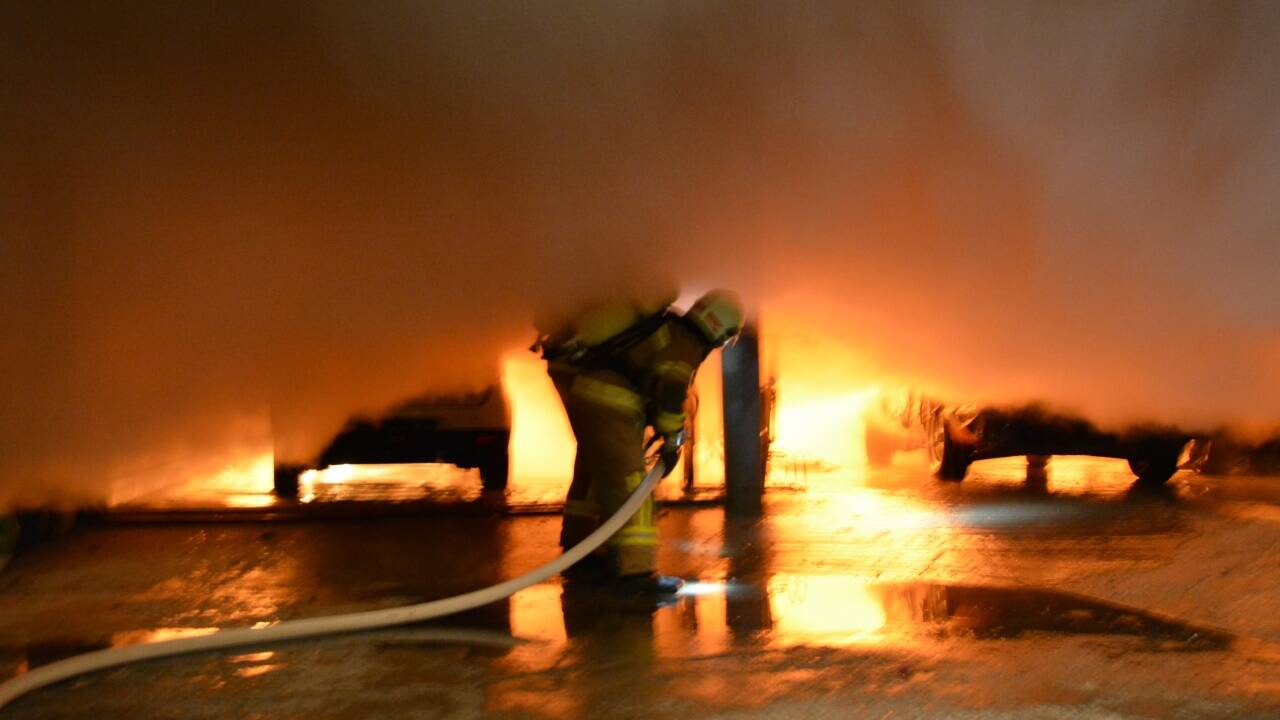 In Hallein-Taxach brannte eine Garage mit mehreren Fahrzeugen 