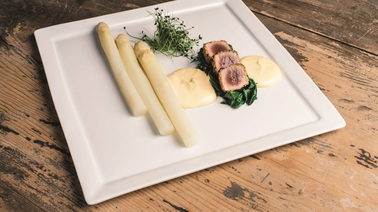 Spargel mit Tunfisch, Bärlauch und Hollandaise. 