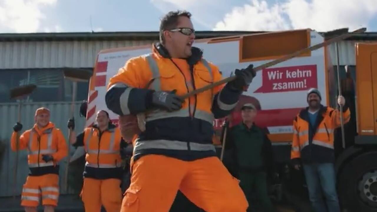 Screenshot aus dem Musik-Video „Wir kehrn zsamm“ - Die Müllbusters rocken! 