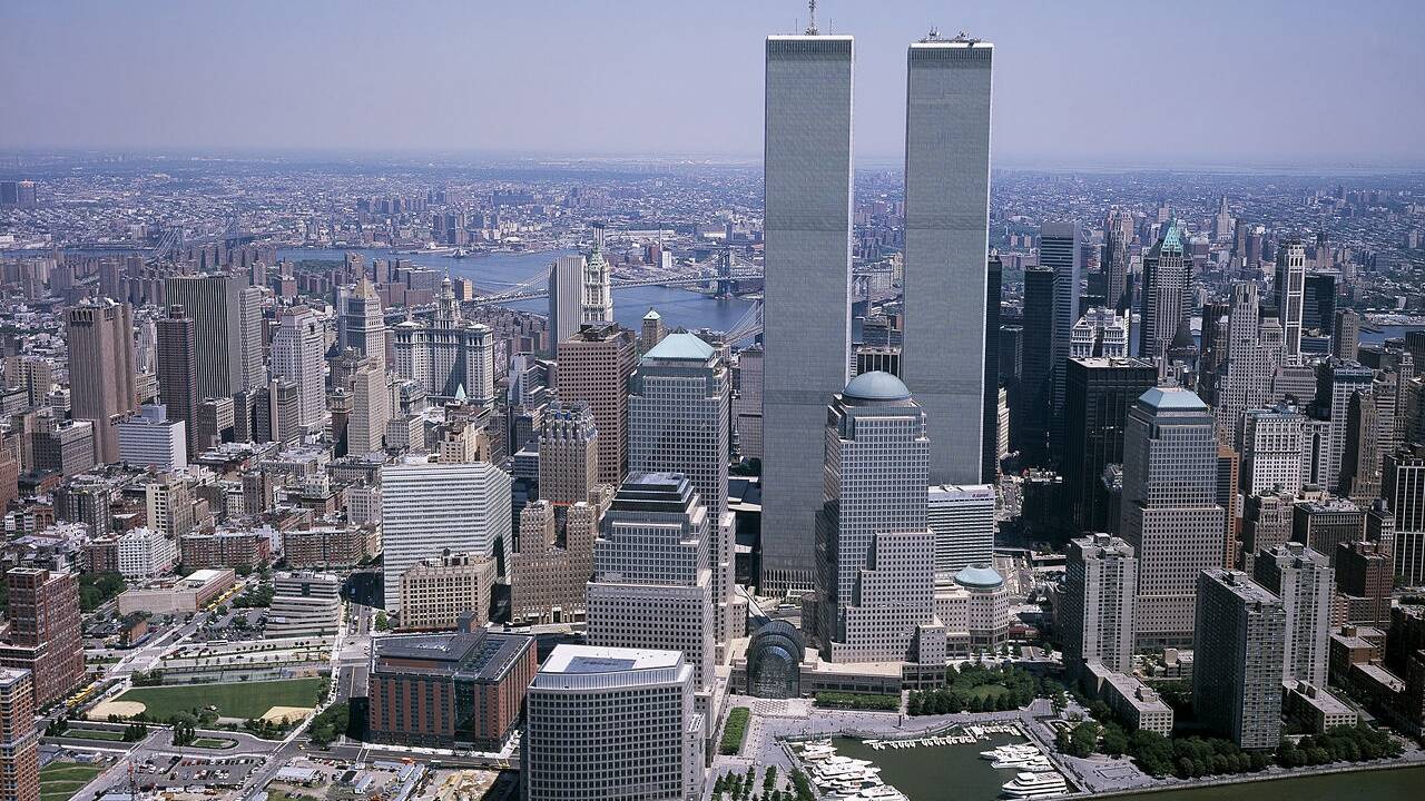 <strong>1973:</strong> Das „World Trade Center“ (WTC) in New York City wird offiziell eröffnet. Der aus sieben Gebäuden bestehende Gebäudekomplex, der von dem japanischen Architekten Minoru Yamasaki erbaut wurde, wird am 11. September 2001 bei einem Terroranschlag zerstört. Bei dem Attentat sterben nach offiziellen Angaben 3.278 Menschen. 