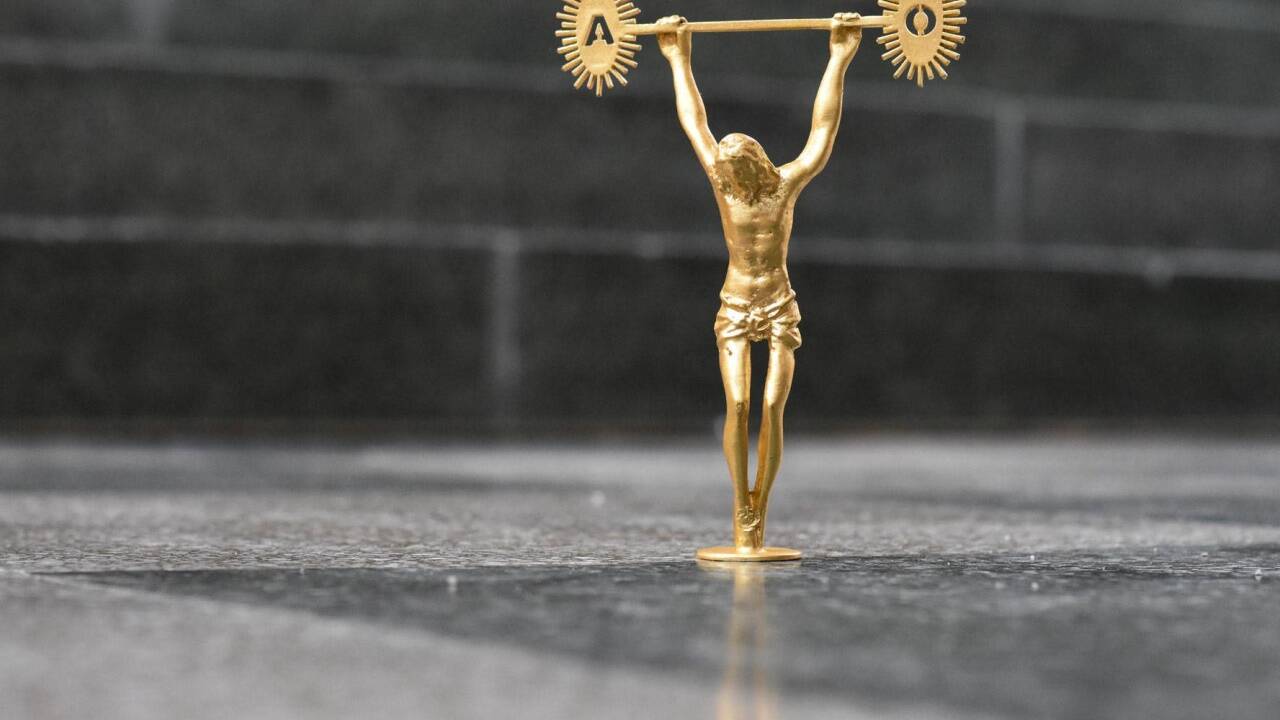 „ER reißt die Welt empor“: Eine neue Arbeit von Werner Hofmeister zeigt einen auferweckten Gekreuzigten in ungewohnter Pose. 