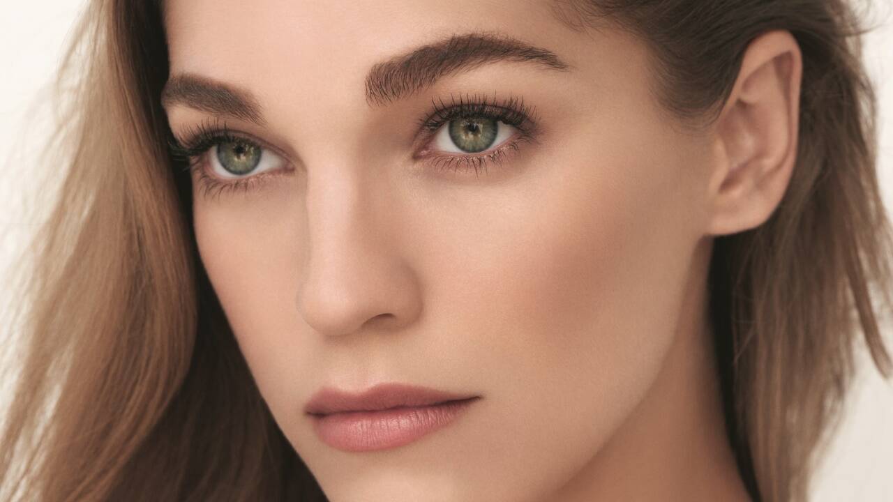 Schau mir in die Augen! Die Augen spielen in der nonverbalen Kommunikation eine wichtige Rolle. Deshalb ist ihr Aussehen für viele Frauen – und Männer – so wichtig. 