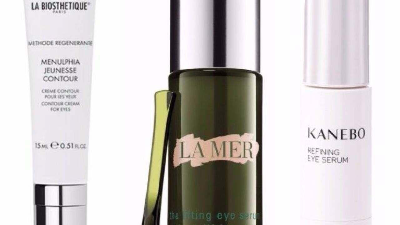 „Menulphia Jeunesse Contour“ von La Biosthétique ist eine biomimetische Öl-in-Wasser-Emulsion mit hautglättenden Polysacchariden aus Rotalge und Knotentang, die nicht nur gegen Fältchen aktiv sind, sondern auch eine schnelle Reduktion dunkler Augenringe erreichen und den Lymphabfluss verbessern. Grüner Kaffee-Extrakt neutralisiert freie Radikale, Lecithin spendet Feuchtigkeit und stärkt die Hautbarriere. Das „The Lifting Eye Serum“ von La Mer arbeitet mit dem „Stretch Matrix“-Komplex, der Extrakte der Rotalge mit maritimen Wirkstoffen kombiniert und die natürliche Aktivität der Zellen fördert. Speziell für die Augenpartie entwickelt, hilft das Uplifting-Ferment aus Braunalge die empfindliche und feine Haut rund um die Augen zu stärken und zu glätten. Das „Refinig Eye Serum“ von Kanebo ist ein cremiges Augenserum, das dafür sorgt, dass der Blick jünger aussieht und sich die Augen vom Stress des modernen Lebensstils erholen. Die Formulierung mit einem Polysaccharid, einem Süßholz-Derivat, japanischem Mispelblatt-Extrakt, Brunnenkresse-Extrakt, Glucoside und Glycerin lässt die Haut straffer, voller sowie strahlender erscheinen und schützt zugleich vor feinen Fältchen. 