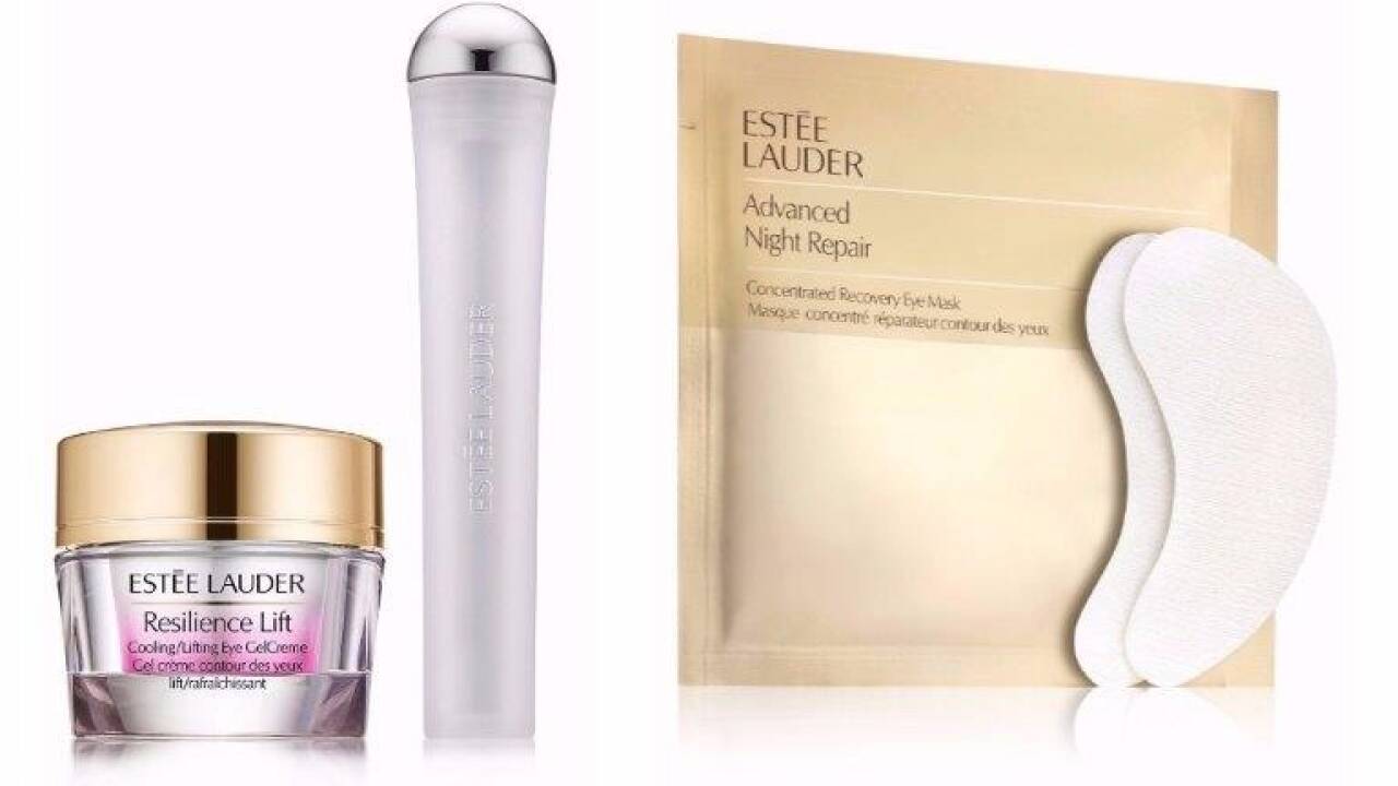 „Resilience Lift Cooling/Lifting Eye Gel Creme“ ist eine intensiv pflegende Augencreme in Gelform, die eine definiertere, straffere Augenpartie im Visier hat. Die Augencreme enthält zwei Komplexe: den Photo-Activated- und den Nocturnal Lift-Komplex. Beide unterstützen die Haut aktiv bei der Produktion von natürlichem Kollagen und Elastin. Eine Art Leuchtoptik reflektiert Licht, so dass feine Trockenheitsfältchen ausgeblendet werden. Die gesamte Augenpartie erscheint leuchtender, glatter und jünger. Genialer Partner ist der „Cryotherapy Instant Eye De-Puffing Stift“ mit Edelstahlspitze und Kältekern. Er kühlt intensiv schon bei der ersten Berührung und sorgt für einen Kühleffekt, der bis zu 10 Minuten nach der Anwendung anhält. Bei gemeinsamer Anwendung mit der Resilience Lift Cooling/Lifting Eye GelCreme und der Massagetechnik von Estee Lauder wird die Haut umgehend um ca. 6° C abgekühlt, was die Mikrozirkulation ankurbelt und zur Reduzierung von Schwellungenführt. „Advanced Night Repair Concentrated Recovery Eye Mask“ von Estee Lauder sind superweiche Augenpads mit der Advanced Night Repair Chronolux CBTM Technologie. Diese lädt quasi über Nacht die Batterien der Haut auf, um kraftvoll gegen alle Anzeichen der Hautalterung vorzugehen. Die dreifach gewebten Augenpads umarmen die Augenpartie sanft, während sie die Wirkstoffe gezielt freigeben und genau die richtige Dosierung für die empfindliche Augenpartie in 10 Minuten bereitstellen. Die Dual-Powered Moisture-Technologie liefert Hyaluronsäure und spendet der Haut ausgiebig Feuchtigkeit. Die Augenpartie wirkt sofort wie aufgepolstert. Sie sieht heller, jugendlicher und strahlender aus. Krähenfüße, dunkle Augenschatten oder Schwellungen werden minimiert, gereizte Haut wird beruhigt. 