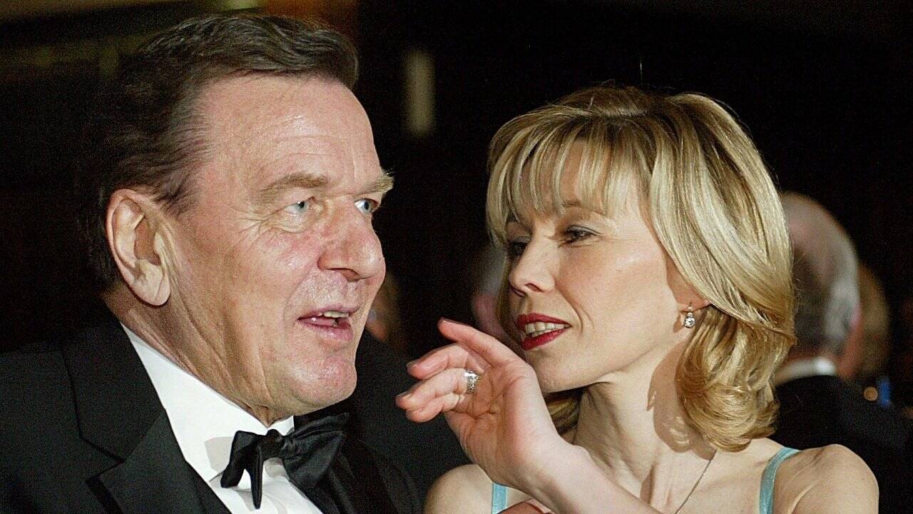 Deutscher Altkanzler Schröder von seiner Frau getrennt