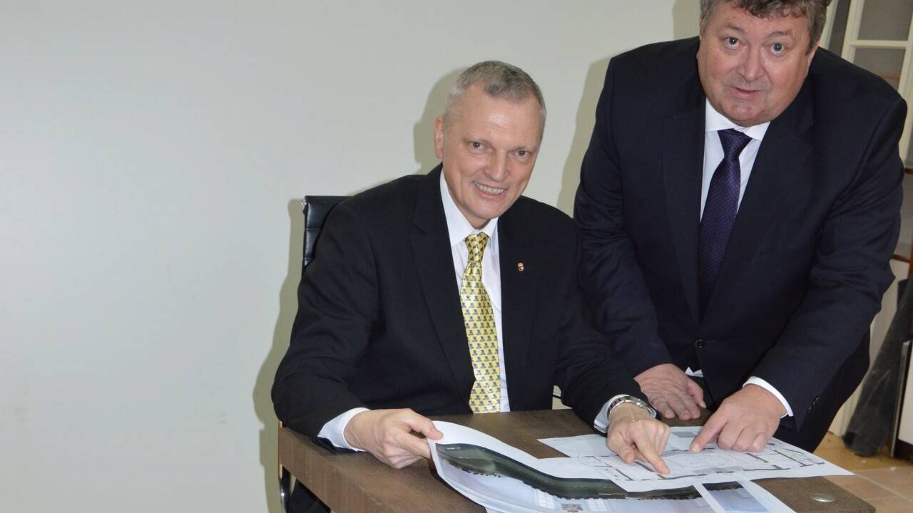 Landtagspräsident Josef Schöchl und Wolfgang Kirchtag (Landtagsdirektor) beim Probesitzen.  