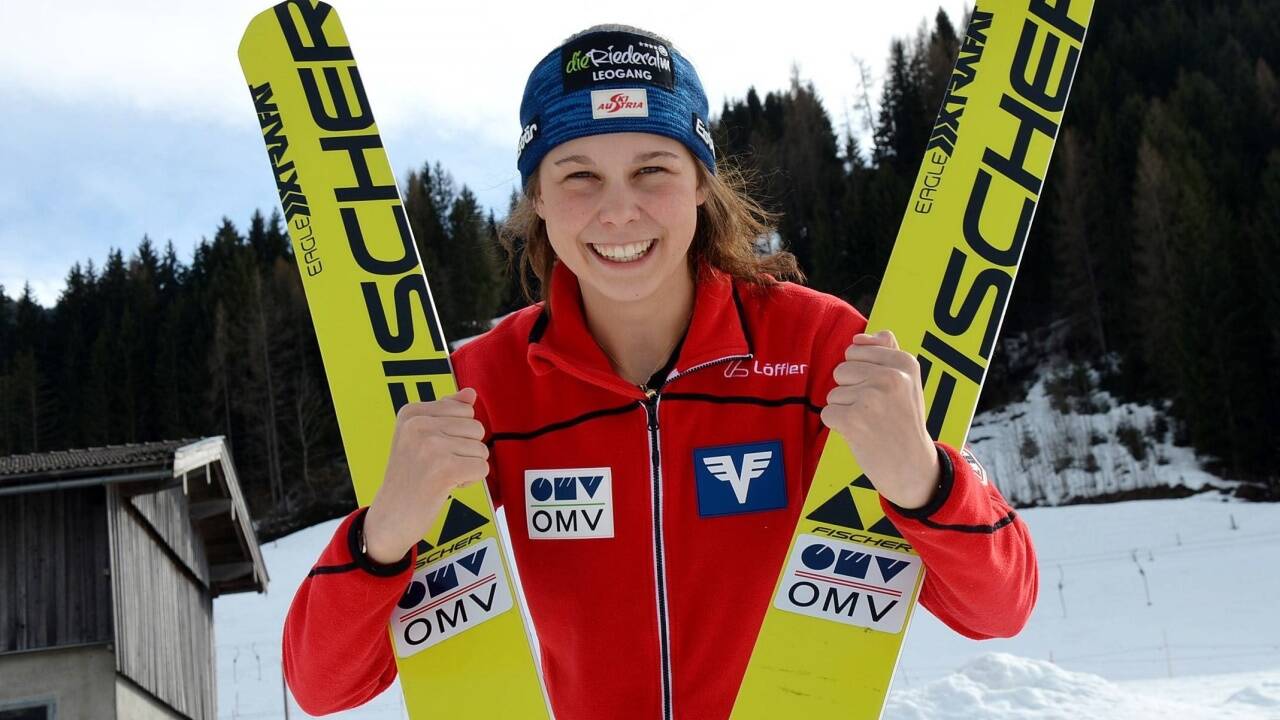Lisa Eder, Skispringerin des SK Saalfelden, jubelt über ein starkes Saisonfinish.  