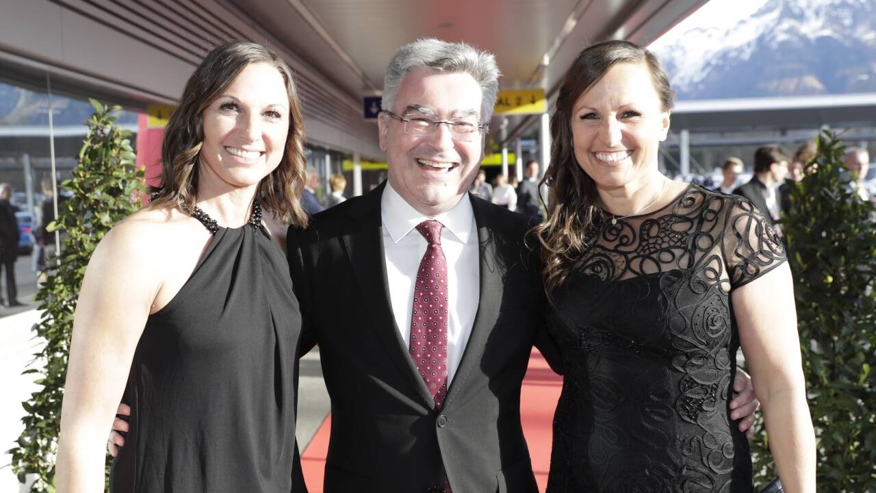 SN-Sportchef Richard Oberndorfer mit den Snowboard-Schwestern Manuela und Claudia Riegler. SN-Sportchef Richard Oberndorfer mit den Snowboard-Schwestern Manuela und Claudia Riegler.