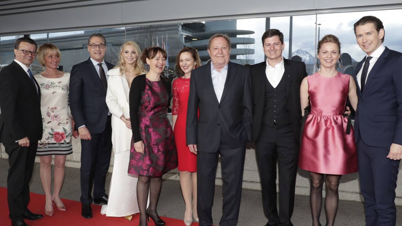 SN-Chefredakteur Manfred Perterer mit Ehefrau Marianna, Heinz-Christian Strache mit Gattin Philippa, Landesrätin Martina Berthold, die Familie Dasch sowie Sebastian Kurz. SN-Chefredakteur Manfred Perterer mit Ehefrau Marianna, Heinz-Christian Strache mit Gattin Philippa, Landesrätin Martina Berthold, die Familie Dasch sowie Sebastian Kurz.