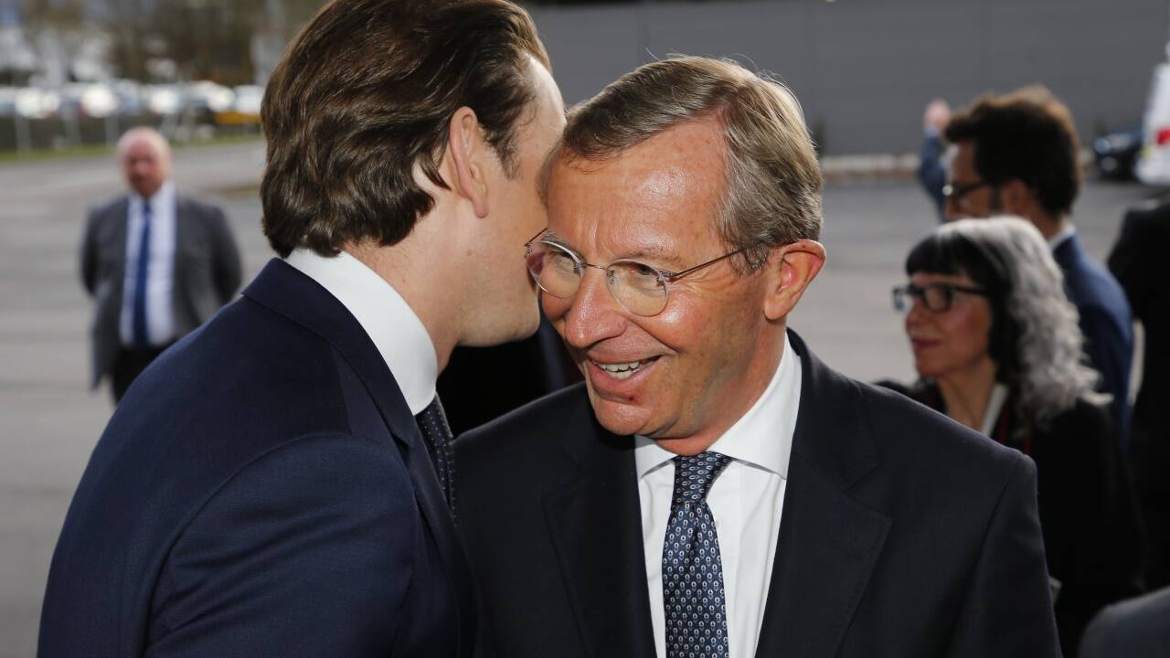 Was bespricht die Politikprominenz da bloß? Was bespricht die Politikprominenz da bloß?