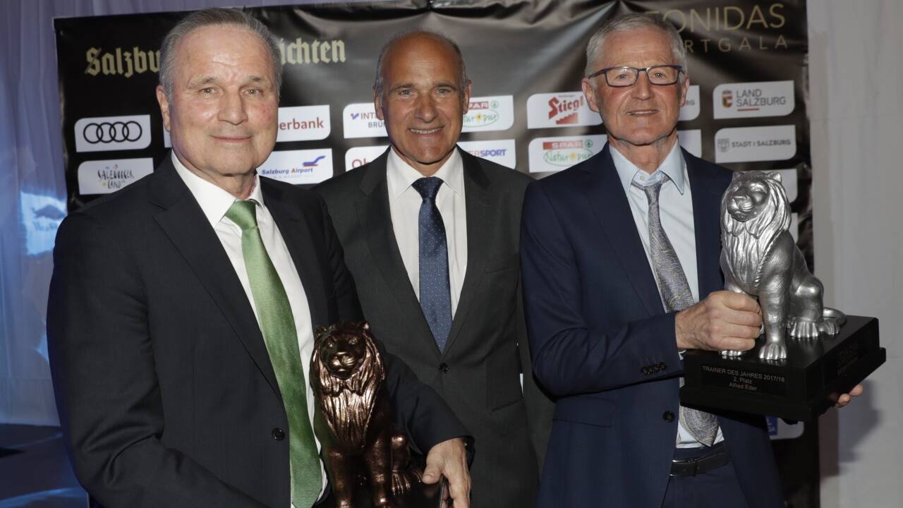 Die Trainer des Jahres – ohne den in Rom aktiven Marco Rose: Manfred Eppenschwandtner (links) und Alfred Eder (rechts) mit Richard Mieling, dem Leiter der Marken- und Unternehmenskommunikation bei Porsche. Die Trainer des Jahres – ohne den in Rom aktiven Marco Rose: Manfred Eppenschwandtner (links) und Alfred Eder (rechts) mit Richard Mieling, dem Leiter der Marken- und Unternehmenskommunikation bei Porsche.