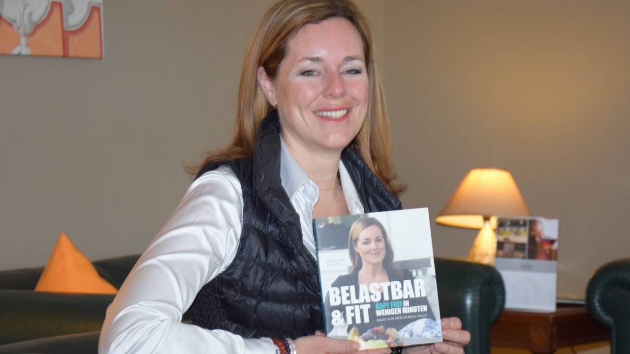 Als Journalistin, Moderatorin, Ex-Wall-Street-Mitarbeiterin, Autorin, Coach und Yogalehrerin weiß Angelika Ahrens, was Stress bedeutet. Wie der zu bewältigen ist, darüber hat sie jetzt ein Buch geschrieben.   