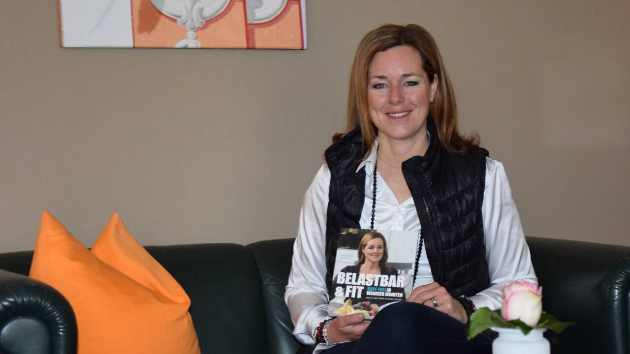 Als Journalistin, Moderatorin, Ex-Wall-Street-Mitarbeiterin, Autorin, Coach und Yogalehrerin weiß Angelika Ahrens, was Stress bedeutet. Wie der zu bewältigen ist, darüber hat sie jetzt ein Buch geschrieben.   