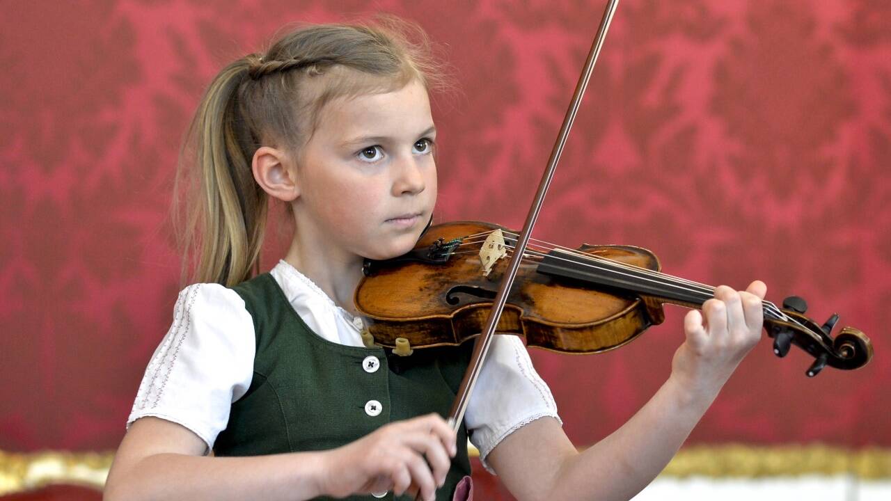 Die siebenjährige Anna Cäcilia Pföß am Freitag, 6. April 2018, im Rahmen Besuchs in der Präsidentschaftskanzlei in Wien. Anna Cäcilia Pföß wird als Musikbotschafterin die Delegation des Bundespräsidenten nach China begleiten und dort mit Mozarts Kindergeige beim Staatsbankett Werke von Mozart sowie eine österreichische und chinesische Volksweise spielen. 