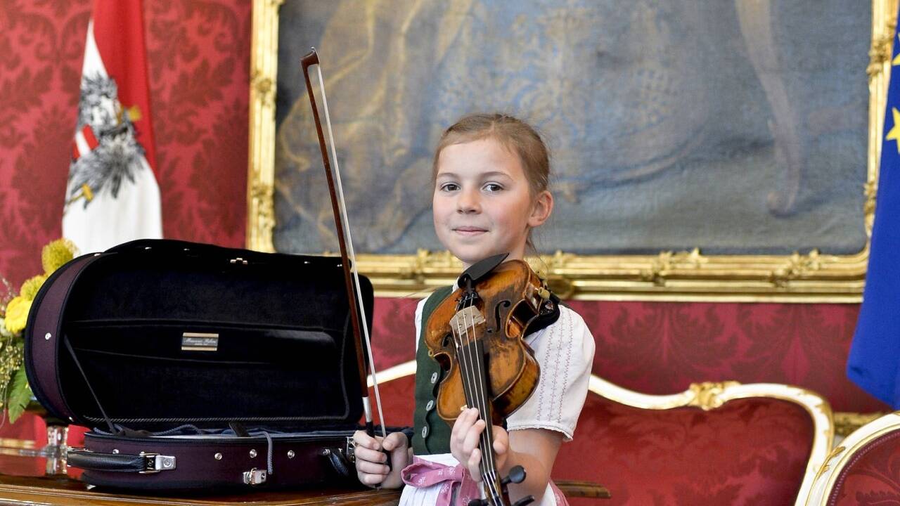 Die siebenjährige Anna Cäcilia Pföß am Freitag, 6. April 2018, im Rahmen Besuchs in der Präsidentschaftskanzlei in Wien. Anna Cäcilia Pföß wird als Musikbotschafterin die Delegation des Bundespräsidenten nach China begleiten und dort mit Mozarts Kindergeige beim Staatsbankett Werke von Mozart sowie eine österreichische und chinesische Volksweise spielen. 
