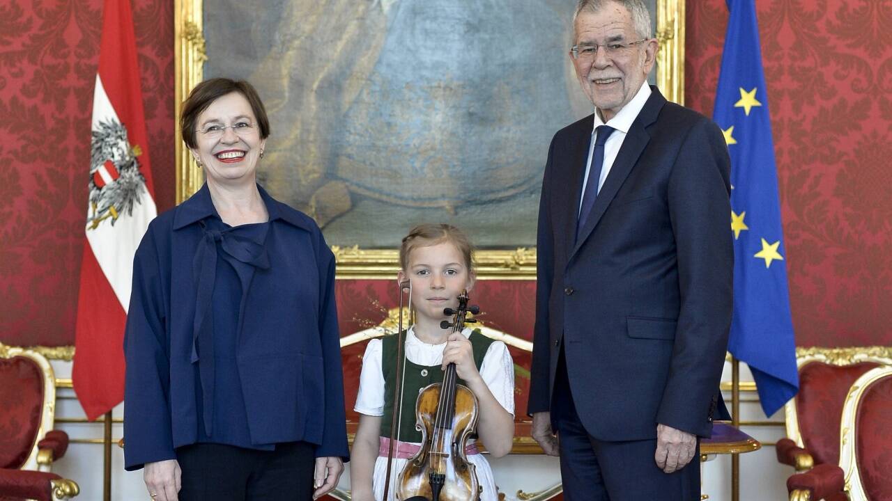 Bundespräsident Alexander Van der Bellen (R), Ehefrau Doris Schmidauer (L) und siebenjährige Anna Cäcilia Pföß am Freitag, 6. April 2018, im Rahmen Besuchs in der Präsidentschaftskanzlei in Wien. 