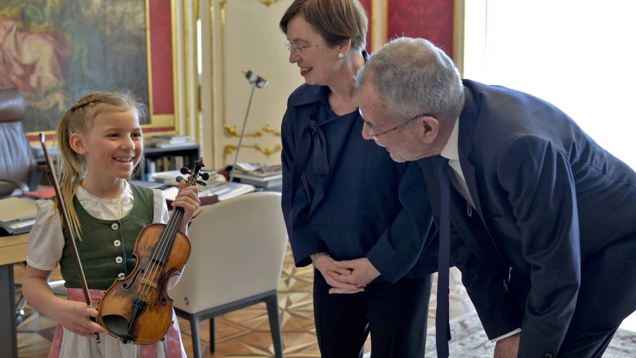 Bundespräsident Alexander Van der Bellen (R), Ehefrau Doris Schmidauer (L) und siebenjährige Anna Cäcilia Pföß am Freitag, 6. April 2018, im Rahmen Besuchs in der Präsidentschaftskanzlei in Wien. 