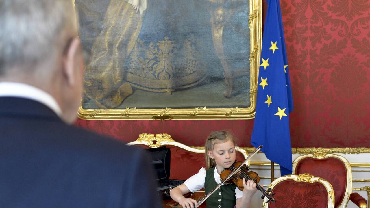 Die siebenjährige Anna Cäcilia Pföß am Freitag, 6. April 2018, im Rahmen Besuchs in der Präsidentschaftskanzlei in Wien. Anna Cäcilia Pföß wird als Musikbotschafterin die Delegation des Bundespräsidenten nach China begleiten und dort mit Mozarts Kindergeige beim Staatsbankett Werke von Mozart sowie eine österreichische und chinesische Volksweise spielen. 