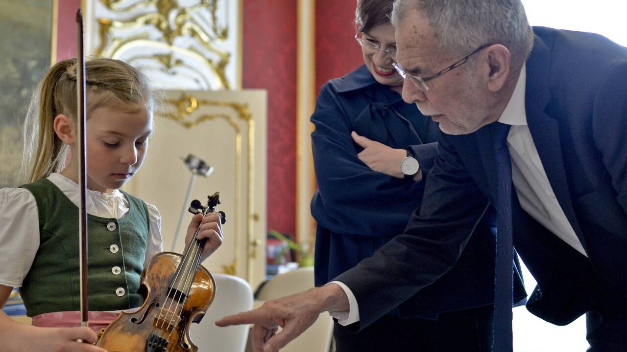 Bundespräsident Alexander Van der Bellen (R), Ehefrau Doris Schmidauer (L) und siebenjährige Anna Cäcilia Pföß am Freitag, 6. April 2018, im Rahmen Besuchs in der Präsidentschaftskanzlei in Wien. 