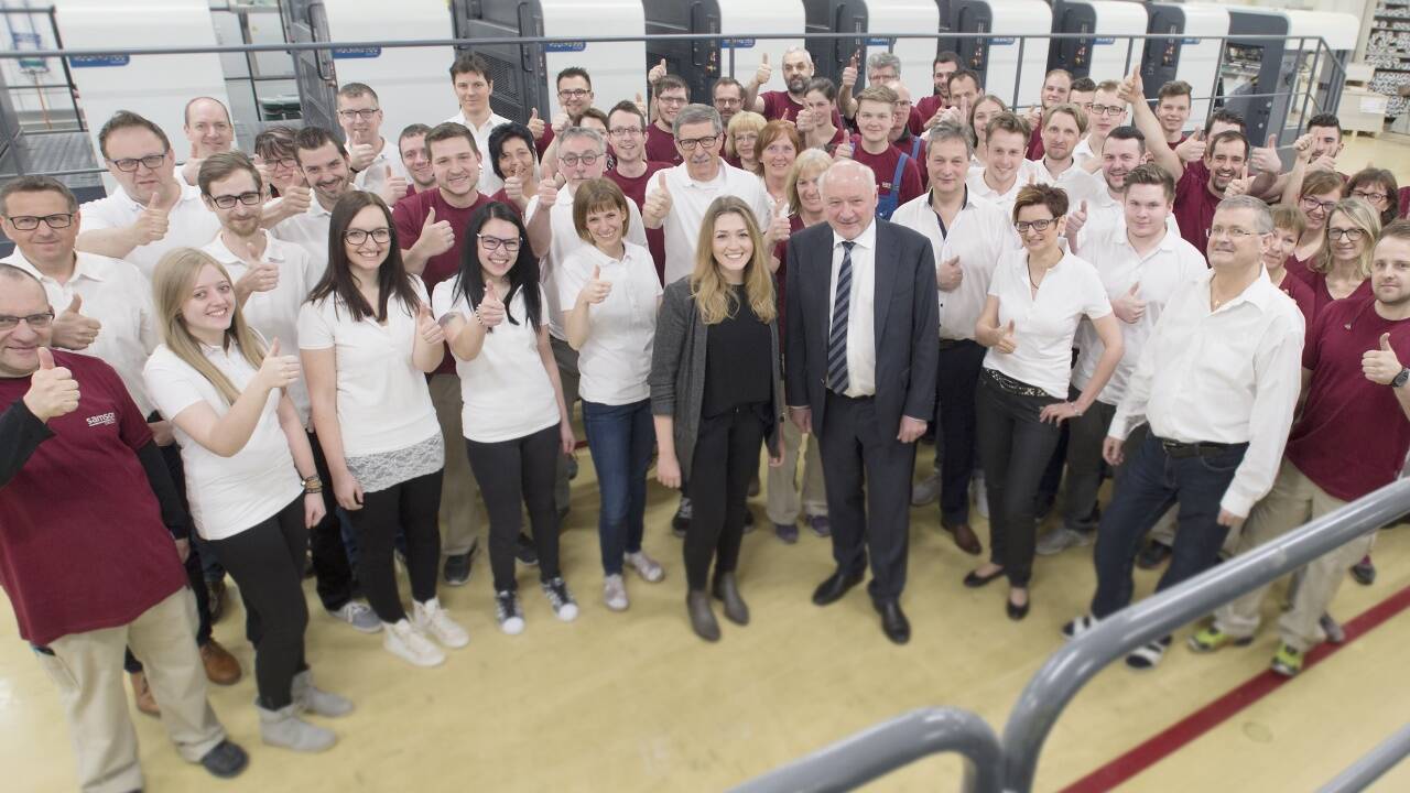 Samson Druck wurde als bestes Unternehmen gekürt. In der Mitte stehen Lisa und Gerhard Aichhorn.  