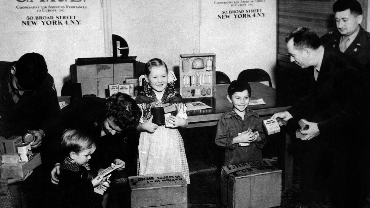 Kinder in Salzburg erhalten im Oktober 1946 CARE-Pakete. Laut Archivangaben: Hilde Kruse, Yankel Damlich (aus dem in der Struberkaserne für jüdische DPs eingerichteten Lager Bialik) und Major Colombo Murray. 