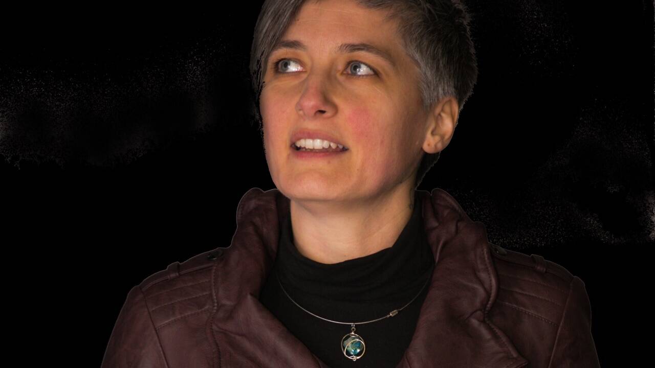 Claudia Bruckschwaiger spricht auf der Bühne ganz offen über ihr großes, aber lehrreiches Scheitern.  
