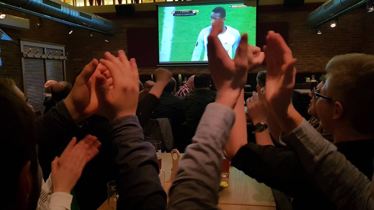 Jubel vor der Großbild-Leinwand im Gasthaus Fuxn Jubel vor der Großbild-Leinwand im Gasthaus Fuxn