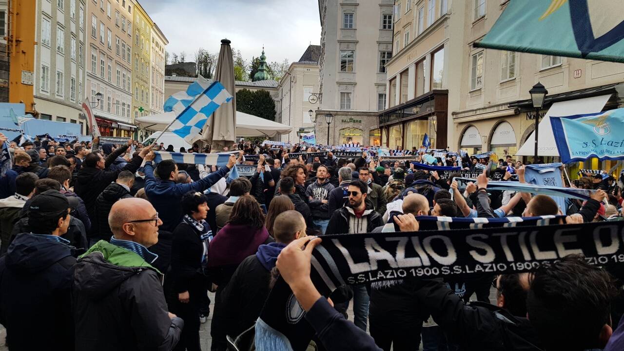 Hunderte Lazio-Fans stimmten sich in der Innenstadt ein.Hunderte Lazio-Fans stimmten sich in der Innenstadt ein. Hunderte Lazio-Fans stimmten sich in der Innenstadt ein.Hunderte Lazio-Fans stimmten sich in der Innenstadt ein.