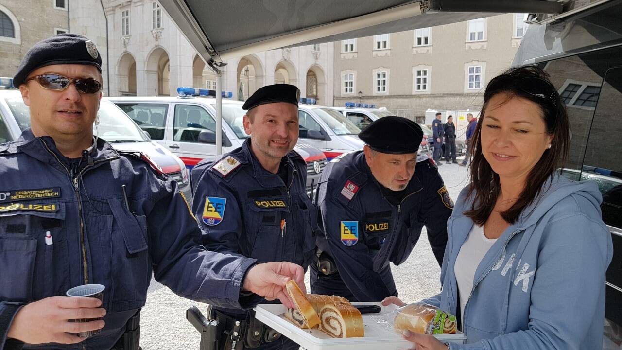 Ein Schnappschuss: Verköstigung der Einsatzkräfte aus Niederösterreich am Nachmittag. Ein Schnappschuss: Verköstigung der Einsatzkräfte aus Niederösterreich am Nachmittag.