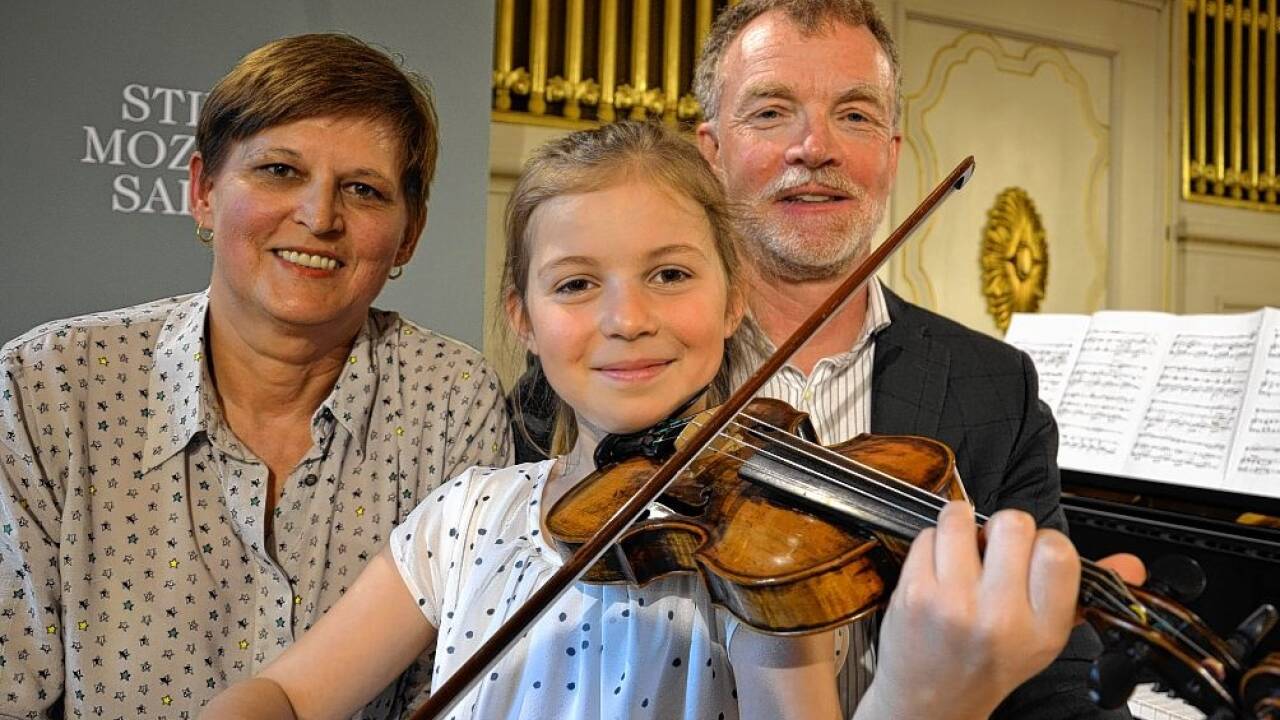Mozart-Museen-Leiterin Gabriele Ramsauer, Anna Cäcilia Pföß und Stiftungs-Präsident Johannes Honsig-Erlenburg (von links) 